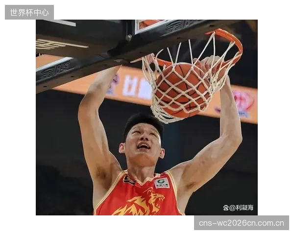 胡金秋半决赛主宰内线，高效终结能力帮助广厦击穿深圳队防线。